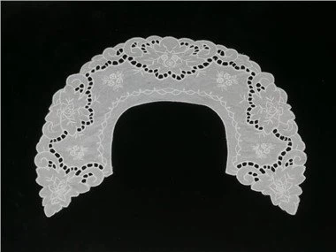 Kołnierz z pełnego kawałka koronki