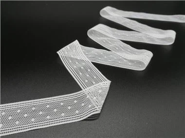 Wąska bielizna z koronkowym wykończeniem